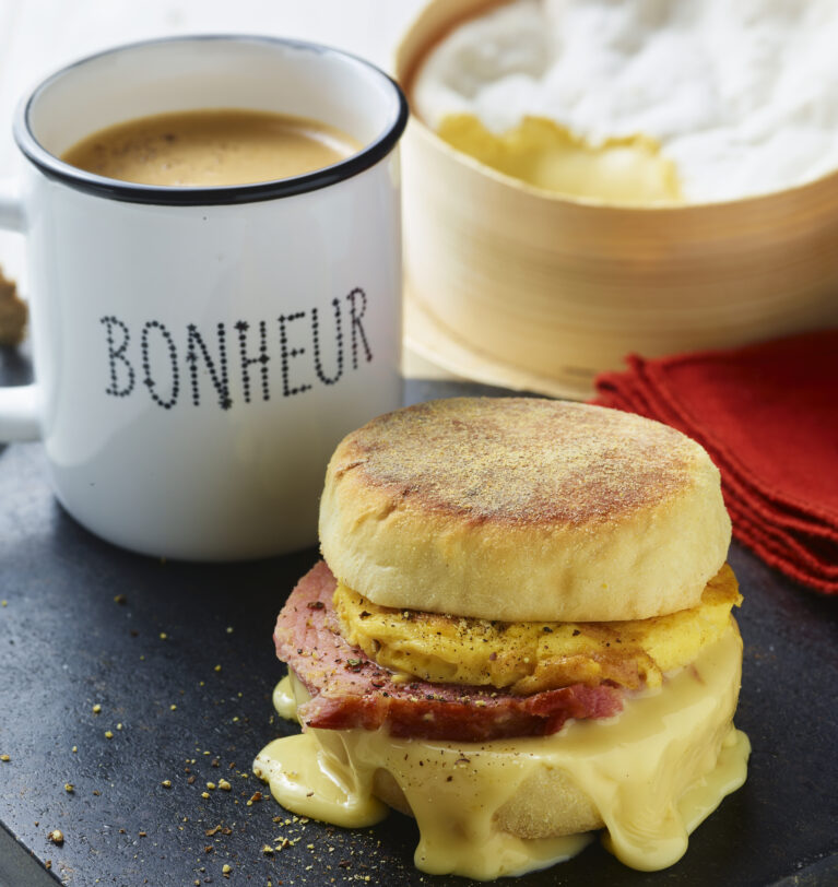 Muffin egg sandwich au MONT d’OR AOP